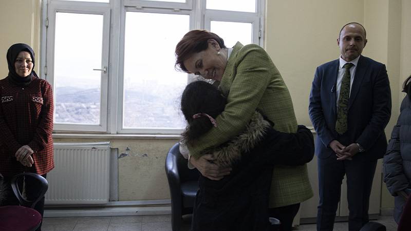 Akşener, Ankara'ya gelen depremzedeleri ziyaret etti