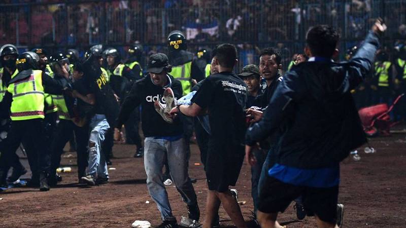 Endonezya'da 135 kişinin öldüğü stadyumdaki izdihamla ilgili 1 güvenlik görevlisine 1 yıl mahpus cezası verildi