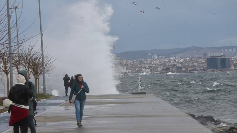 İstanbul'da sağanak ve fırtına tesirli oldu