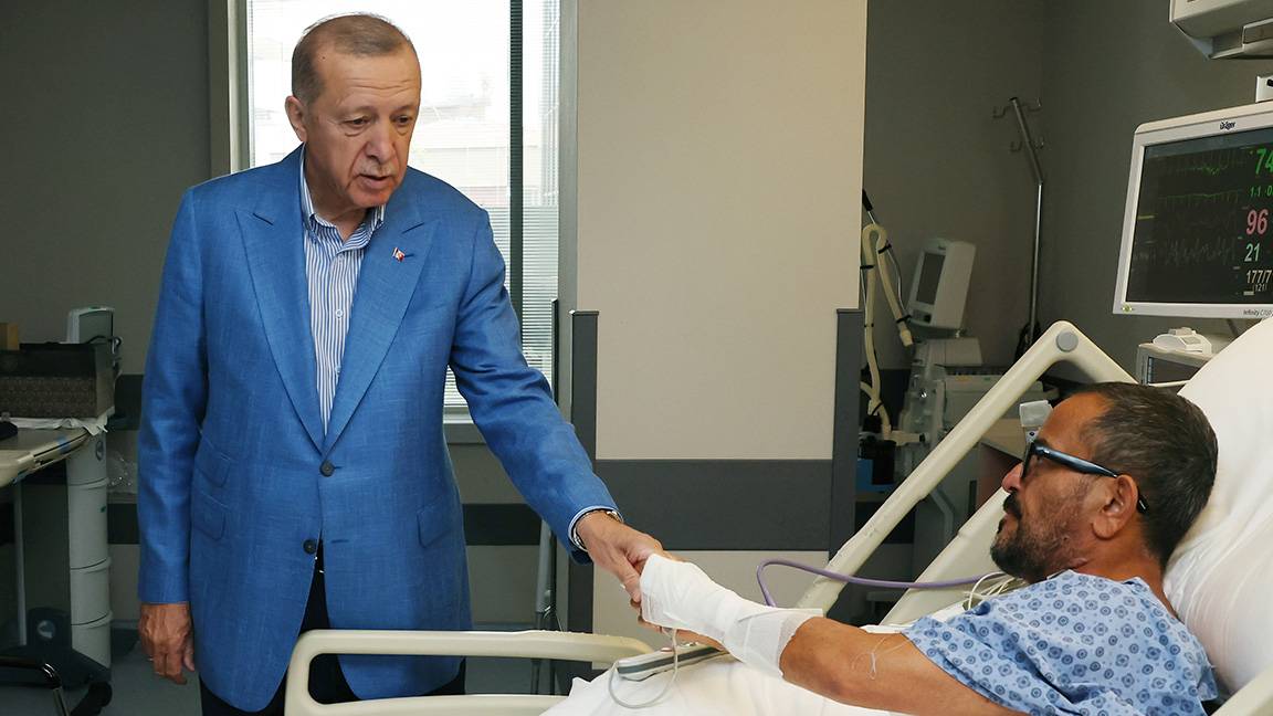 Cumhurbaşkanı Erdoğan, Sabancı çiftini hastanede ziyaret etti