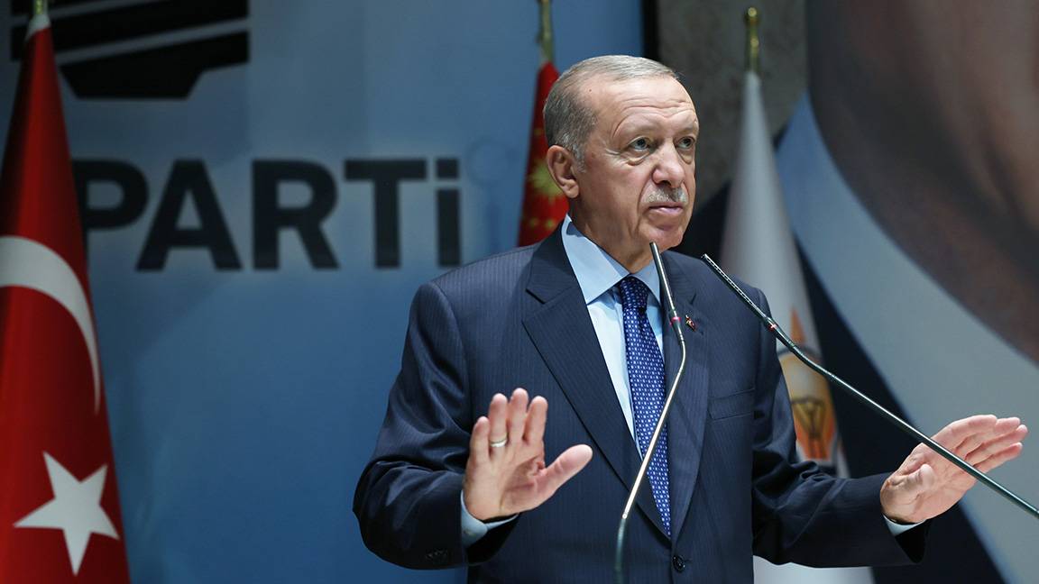 Deniz Zeyrek: Erdoğan, muhalefete yenilmese de ekonomik krize, enflasyona, faizcilere yenildi