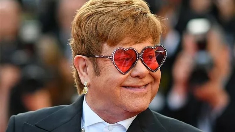 Elton John, merdivenlerden düştü, hastaneye kaldırıldı