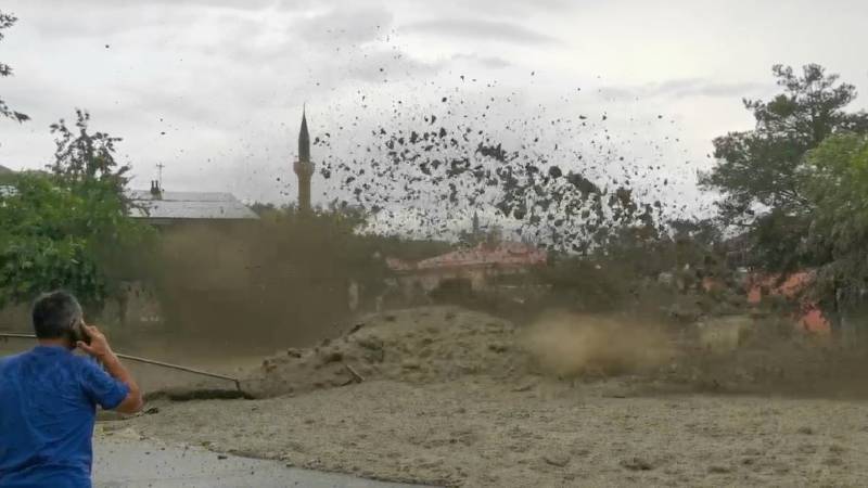 Erzincan’da sağanak sele neden oldu; takımların çalışması sürüyor