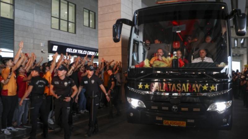 Galatasaray grup otobüsüne Gaziantep'te taşlı akın