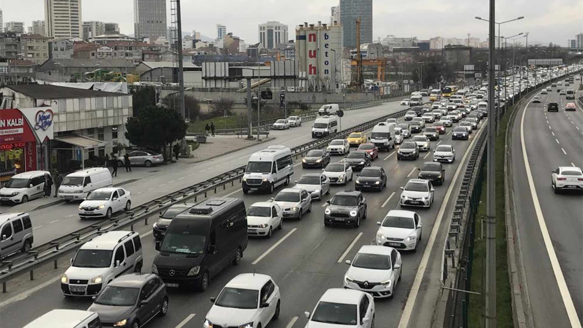 İstanbul'da yaklaşık 3 milyon öğrenci okula başladı; birinci ders günü trafik yoğunluğu yaşandı