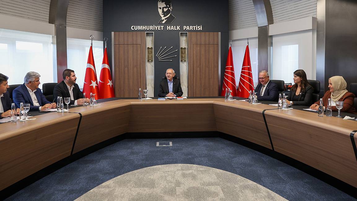 Kılıçdaroğlu, CHP Ankara Vilayet Lideri ve ilçe liderleriyle bir ortaya geldi