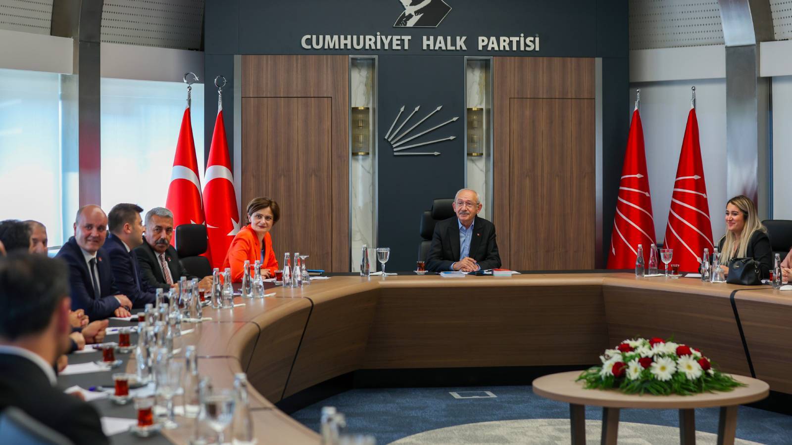 Kılıçdaroğlu, Kaftancıoğlu ve ilçe liderleriyle buluştu