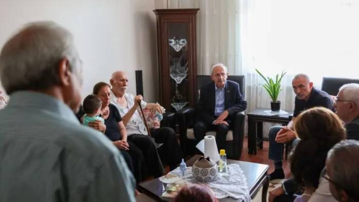 Kılıçdaroğlu, kahvehane taarruzunda ölen gencin ailesini ziyaret etti