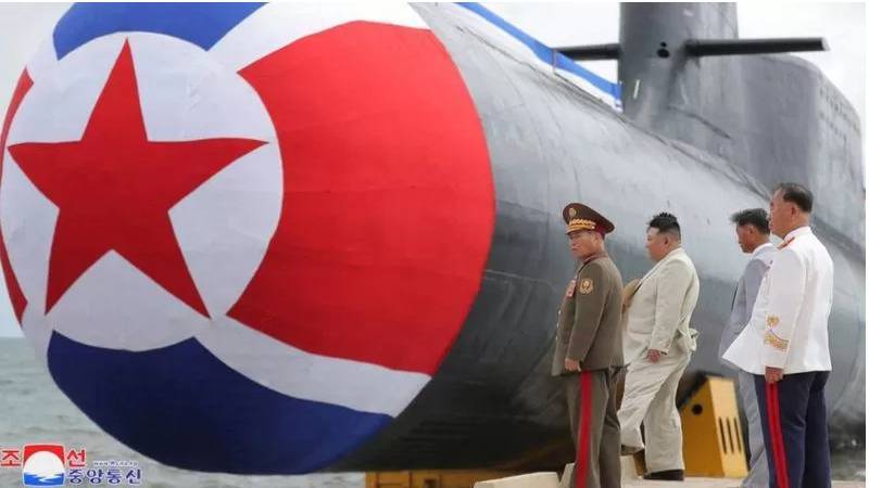 Kuzey Kore önderi Kim Jong-un merasimle ülkesinin 'nükleer denizaltısını' tanıttı