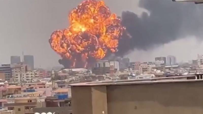 Sudan'ın başşehri Hartum'da şiddetli patlama meydana geldi