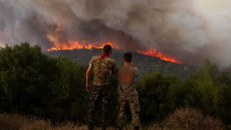 Yunanistan'da orman yangınlarıyla uğraş için yüzlerce itfaiyeci alanda