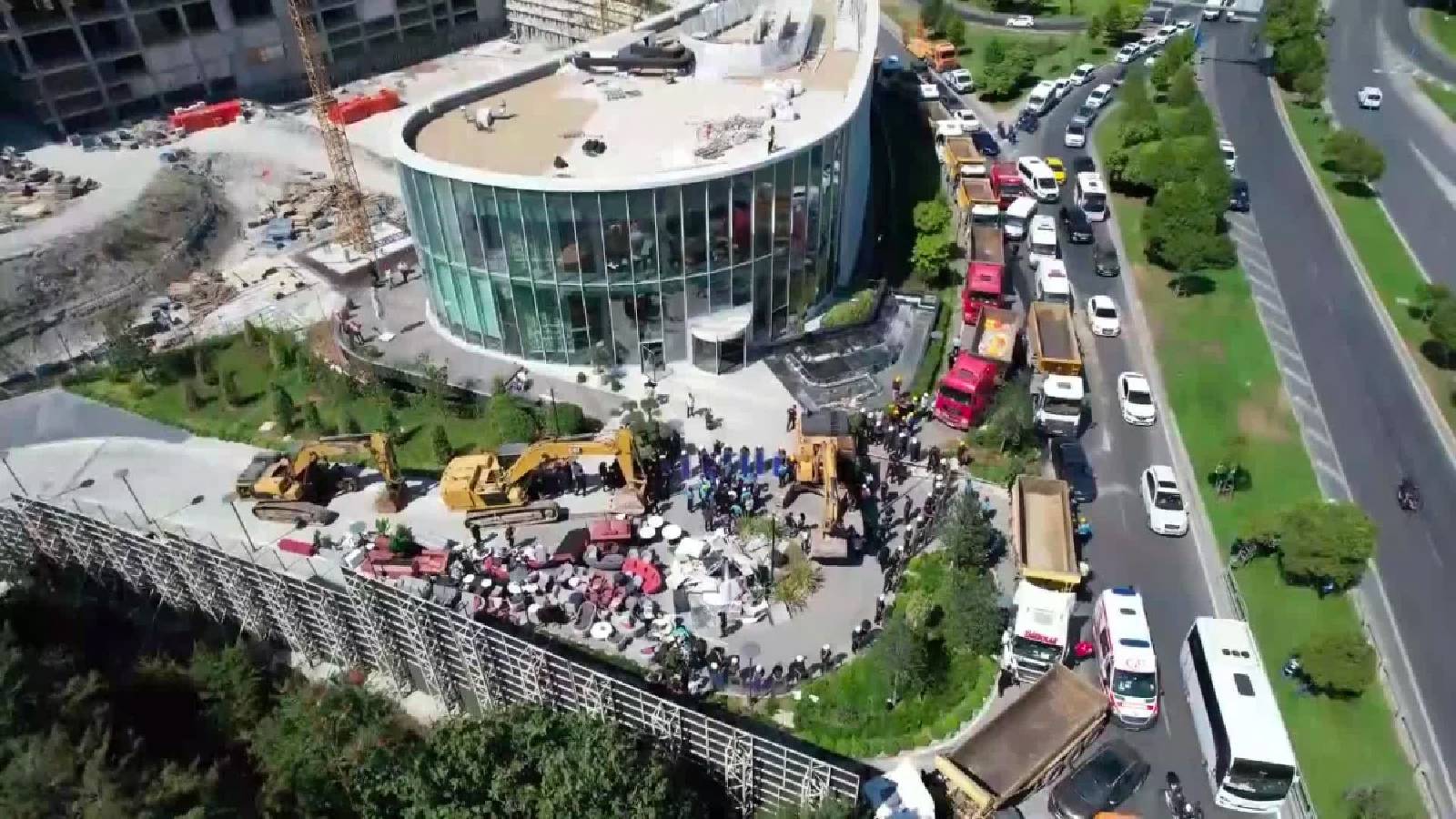 Zeytinburnu'nda yıkımı engellenen yapı hakkında Valilik'ten açıklama: Kanun gereği kamu mülkü hüviyeti kazanmıştır