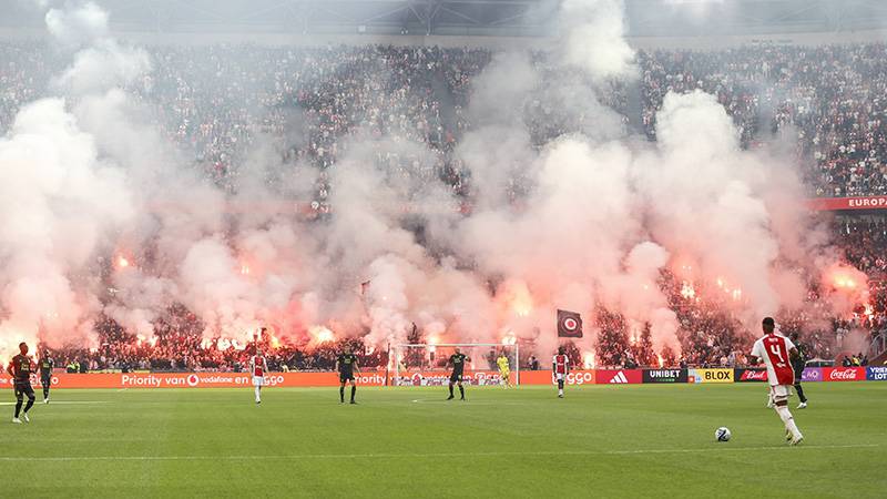 Ajax-Feyenoord derbisi, çıkan olaylar nedeniyle tatil edildi