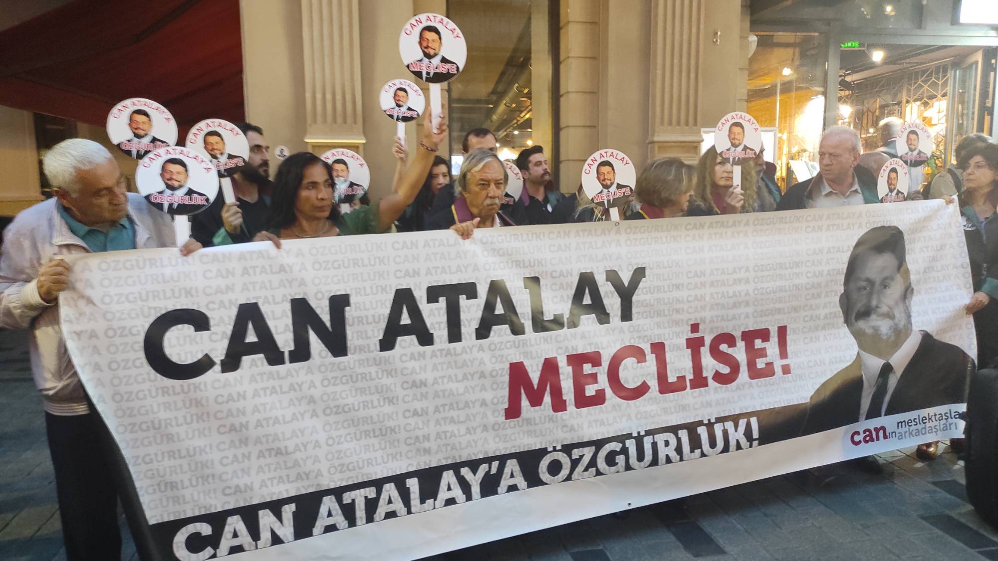 Avukatlardan İstanbul Barosu önünde protesto: Halkın vekili tutsak edilemez