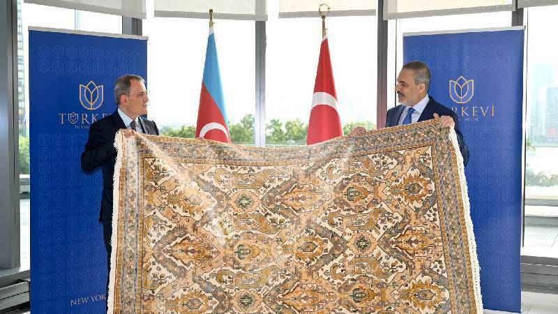 Azerbaycan Dışişleri Bakanı, mevkidaşı Hakan Fidan'a Karabağ Halısı armağan etti