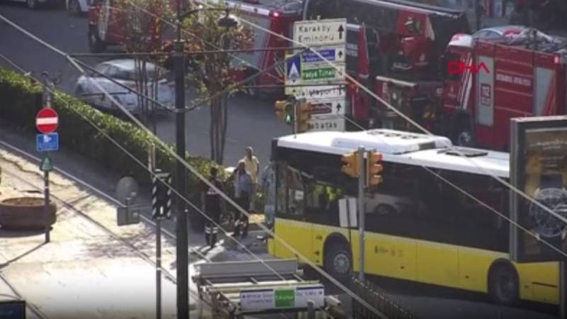 Beyoğlu'nda otobüs, tramvaya çarptı