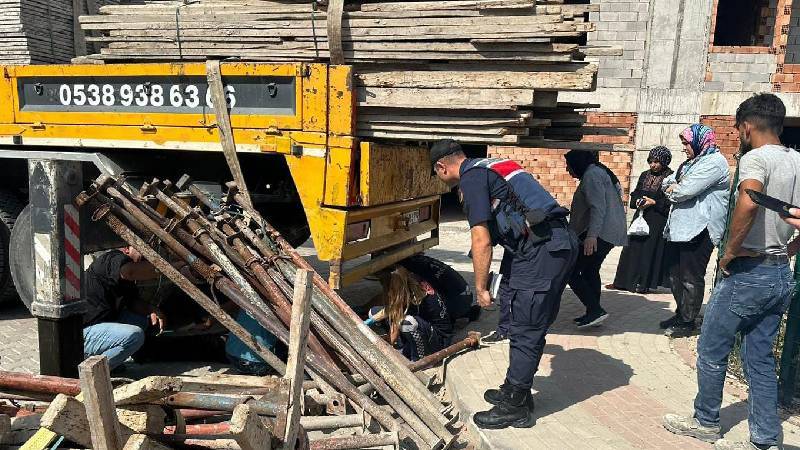 Bursa'da iş kazası: Demir iskele direkleri 62 yaşındaki çalışanın üzerine devrildi!