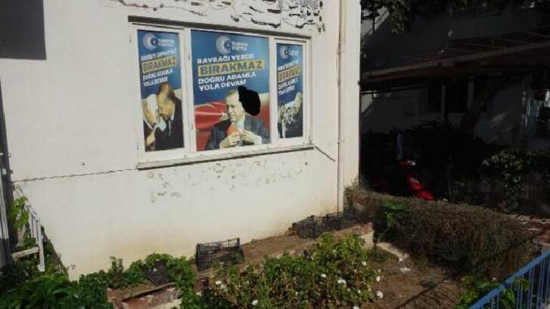 Çanakkale'de AKP binasına taşlı atak