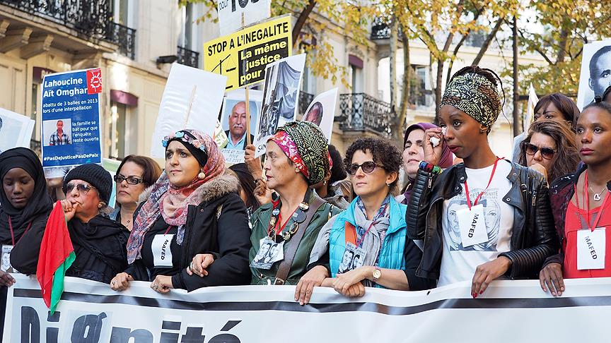 Fransa'da ırkçılık ve polis şiddetine karşı yürüyüş yapıldı 