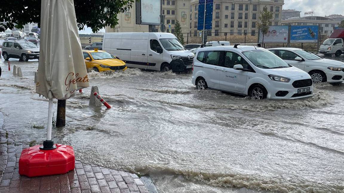İstanbul'da kuvvetli yağış tesirli oluyor: Vali Gül ve AFAD'dan arka arda uyarı!