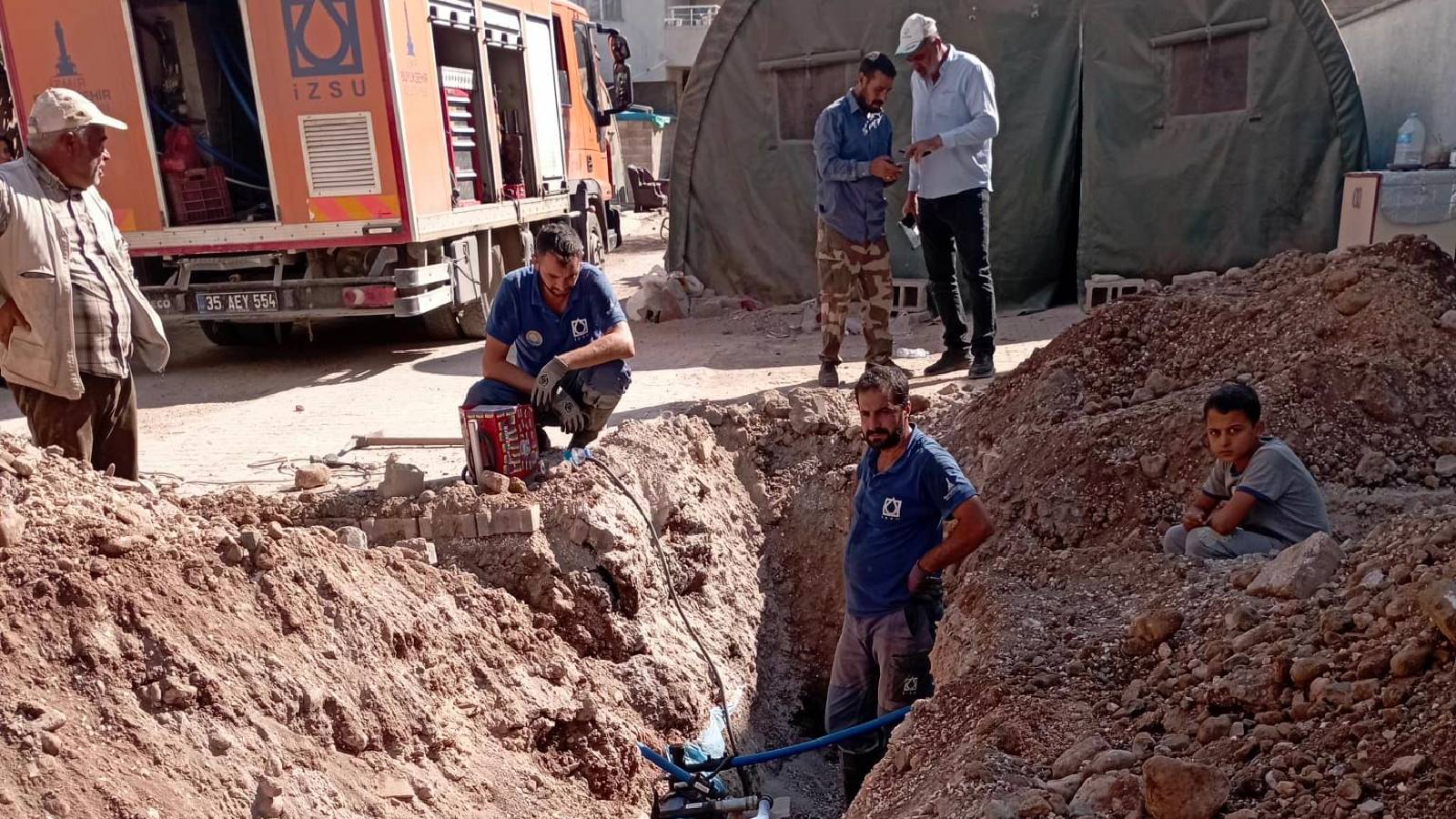 İzmir Büyükşehir, bir aydır Hatay'daki içme suyu çizgilerini onarıyor