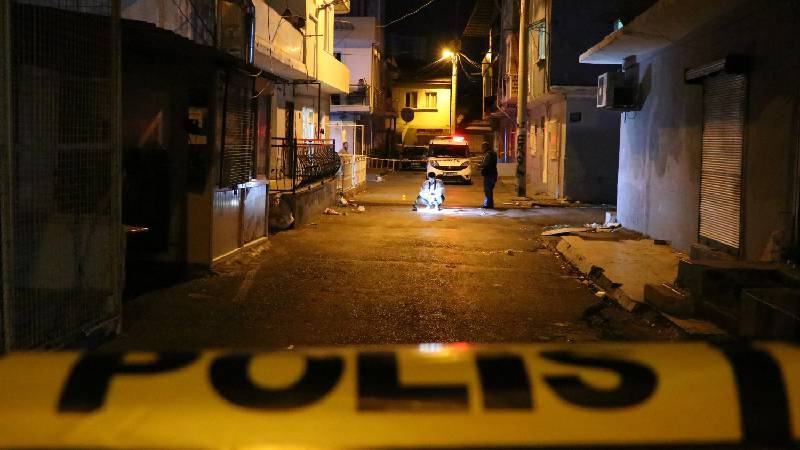 İzmir'de silahlı arbedeyi ayırmak isterken vurulan belediye çalışanı hayatını kaybetti