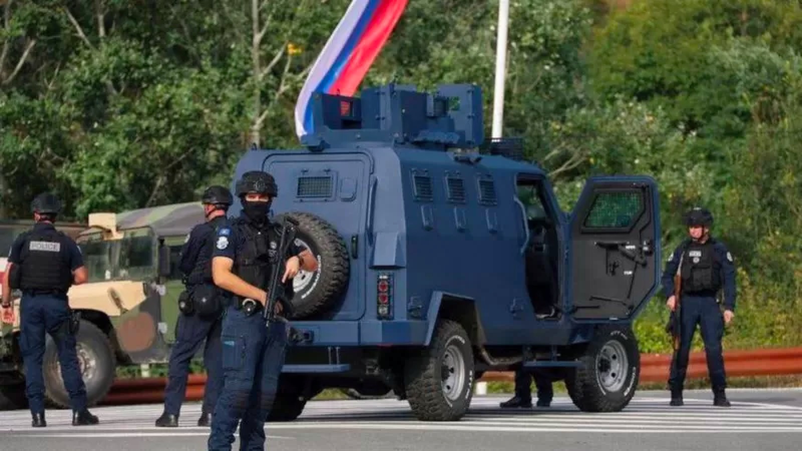 Kosova'da polis, 30 silahlı adamın bulunduğu manastırın etrafını sardı
