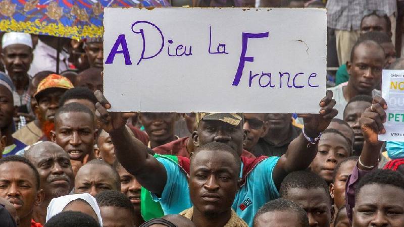 Macron açıkladı: Fransa, askerlerini ve büyükelçisini Nijer'den çekiyor