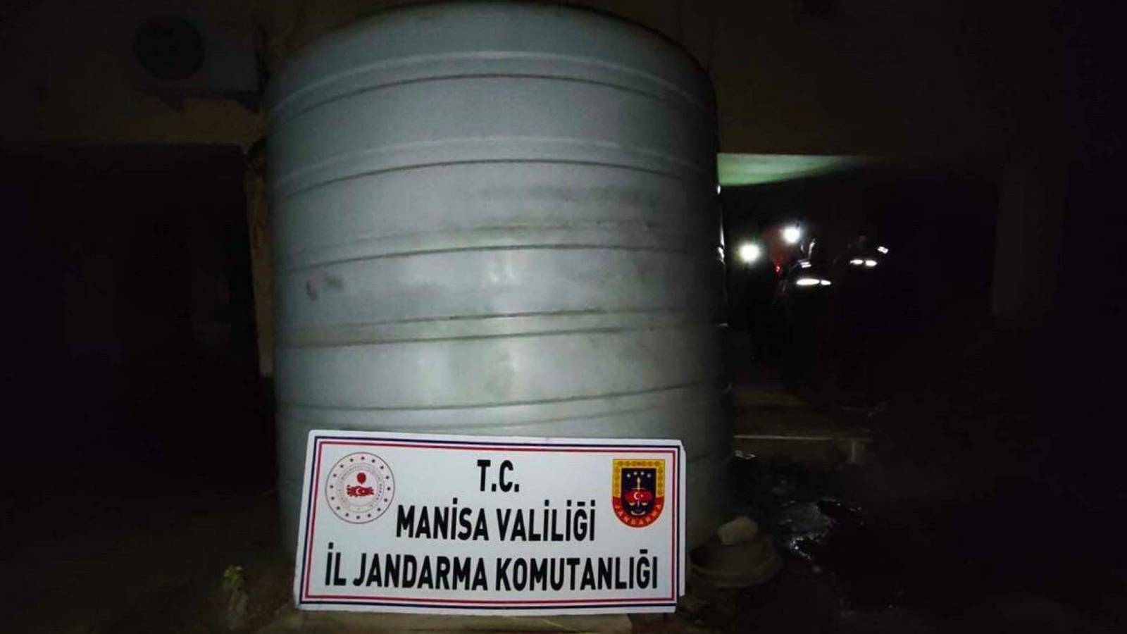 Manisa'da bir iş yerinden 5 bin 250 litre kaçak akaryakıt çıktı