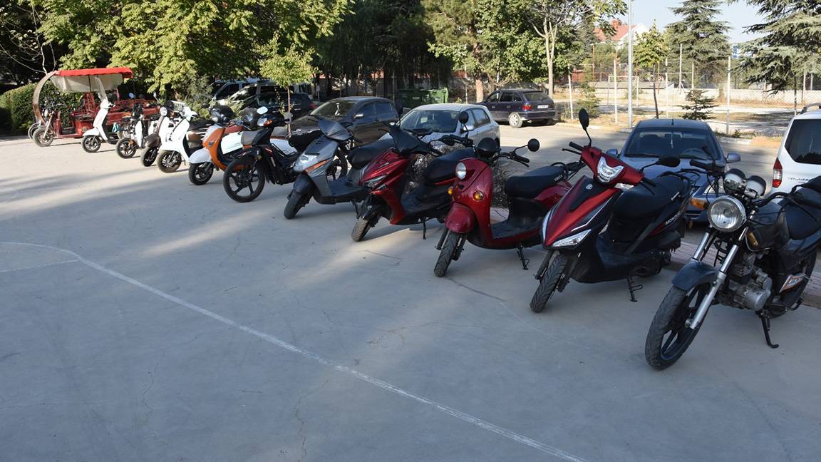 Meskenin bahçesinde 53 çalıntı motosiklet ve bisiklet bulundu; baba-oğul gözaltına alındı
