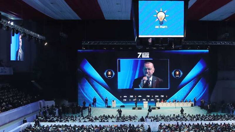 Murat Ehil: AK Parti sisteminin itirazsız sürmesinin yolu, kısmen devlet hazinesi üzerinden sağlanıyor