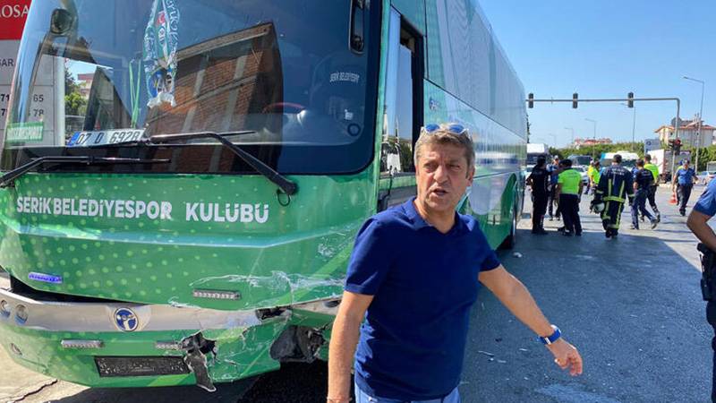Serik Belediyespor kadro otobüsü, arabayla çarpıştı: 1 yaralı