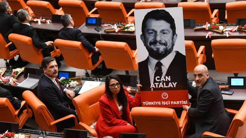 Seyahat kararına reaksiyon gösteren Erkan Baş, Can Atalay'ın vekil seçildiği Hatay'dan Ankara'ya yola çıkıyor