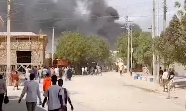 Somali'nin Beledveyne kentinde bomba yüklü kamyon patlatıldı:18 meyyit