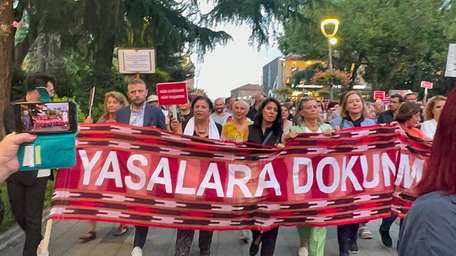 Trabzon'da Anayasa değişikliğine karşı yürüyüş: "Medeni Kanun'a dokunma, uygula!"