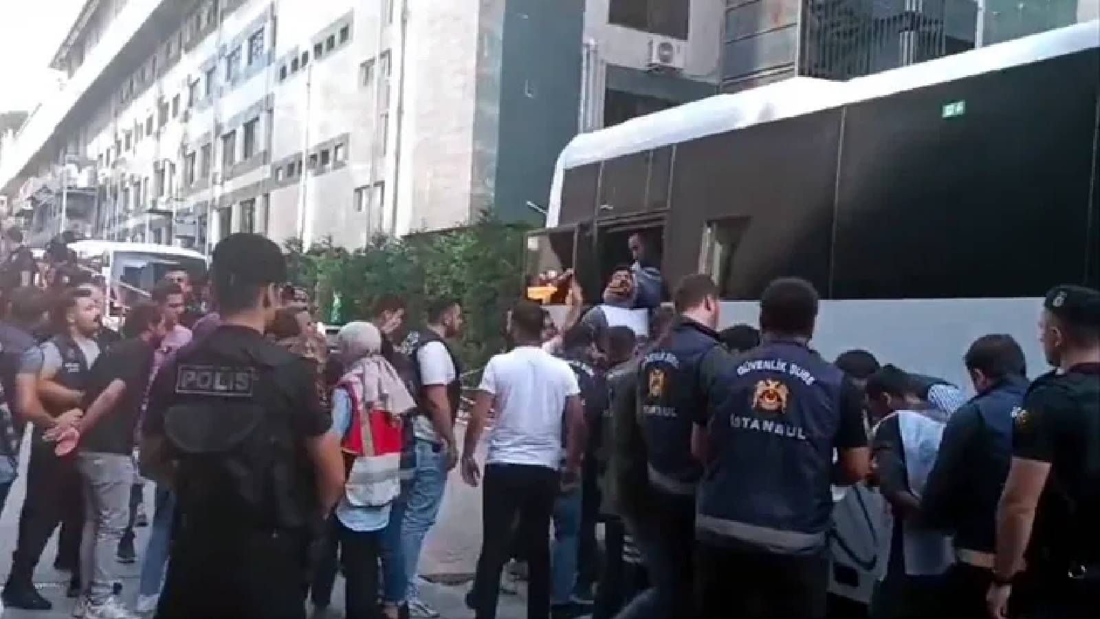 Trendyol genel merkezi önünde aksiyon yapan çalışanlar gözaltına alındı